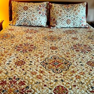 Reversible quilt and pillows